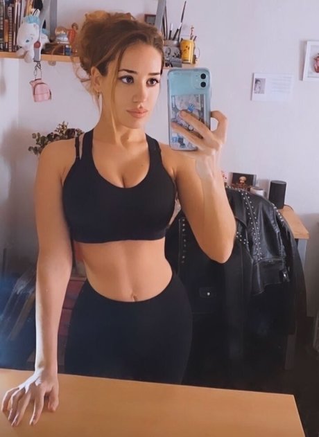 Lluna Clark art model photo