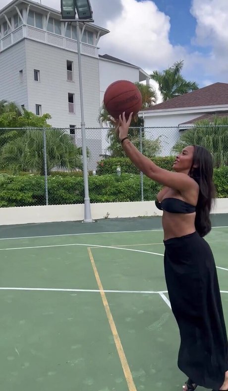 Sian Gabbidon star erotic photos