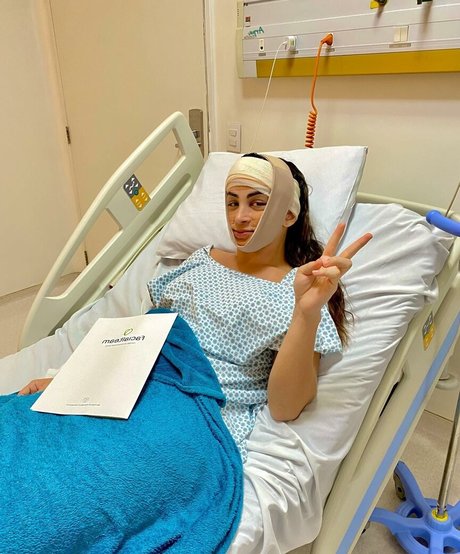 Elloah Guedes erotic actress gallery