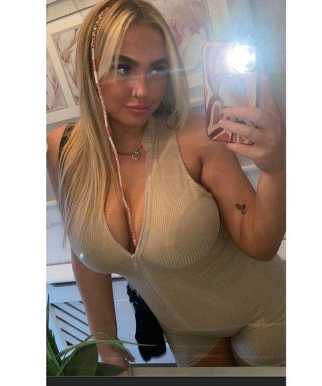 Caoimheeee naked actress picture