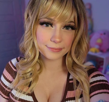 SquishShe pornographic star img