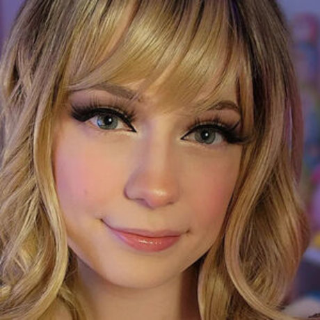 SquishShe hot actress photos