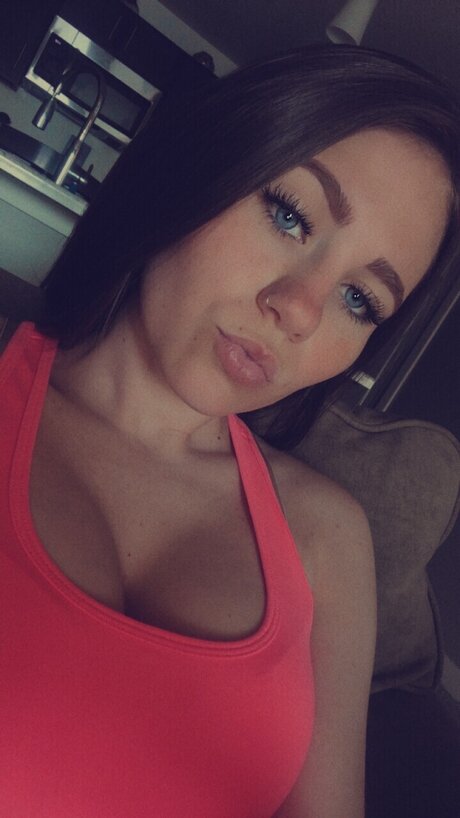 Lily Davidson art model pic