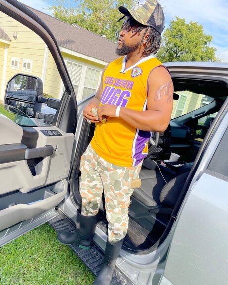 QueDawgsUnite pornographic star gallery