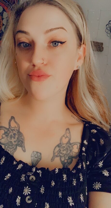 EnvyMe erotic actress pic