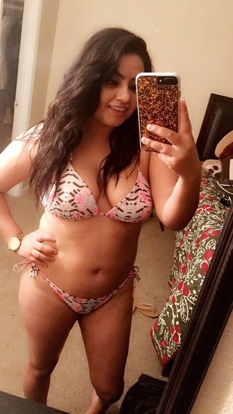 YareliR free pornstar pic