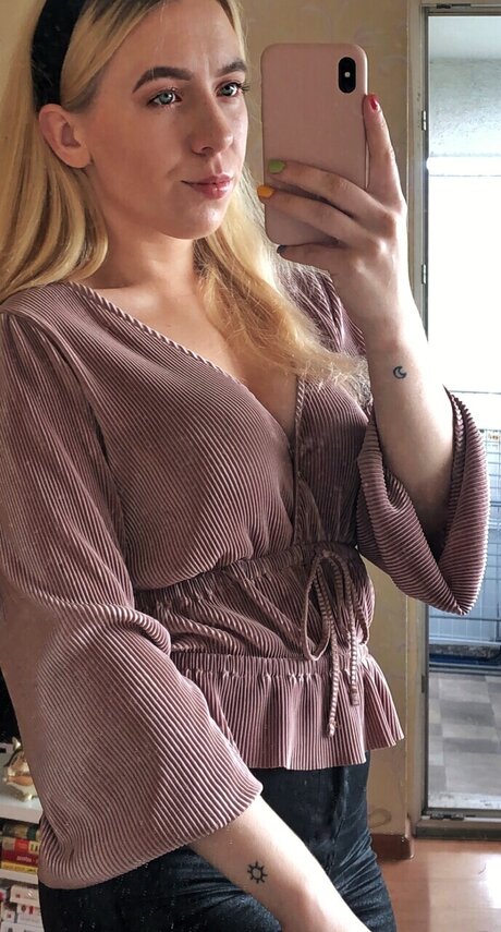 SunnyBee hd actress photo