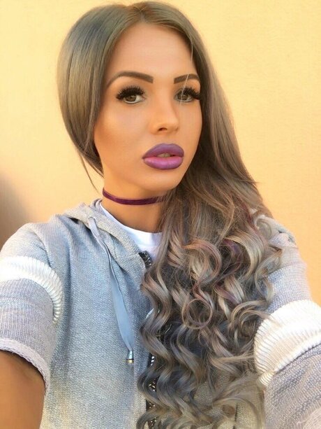 Simona Petrus art star galleries