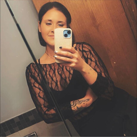 Nickyy model top img