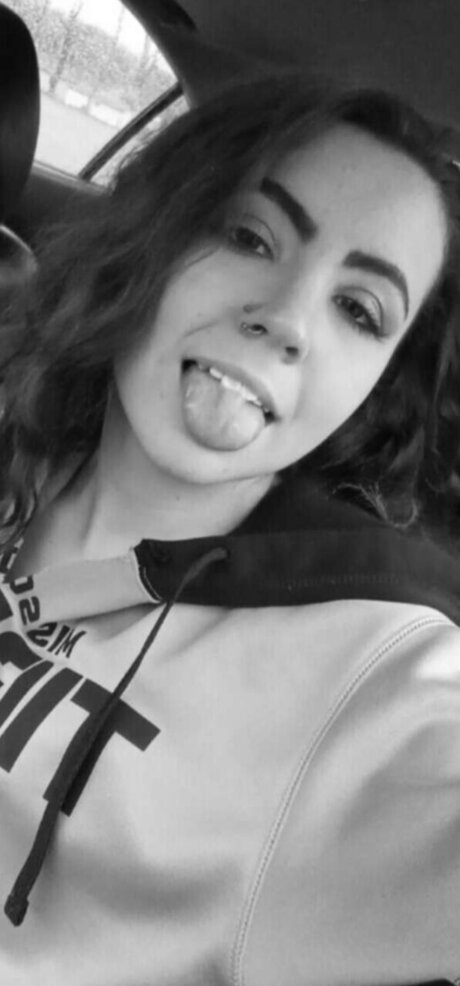 DistortedLilly_ free model gallery