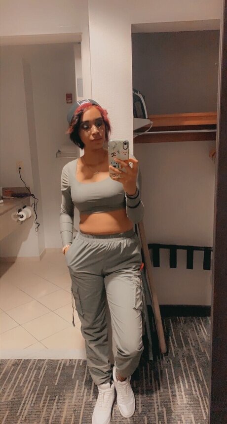 Jadee top model picture