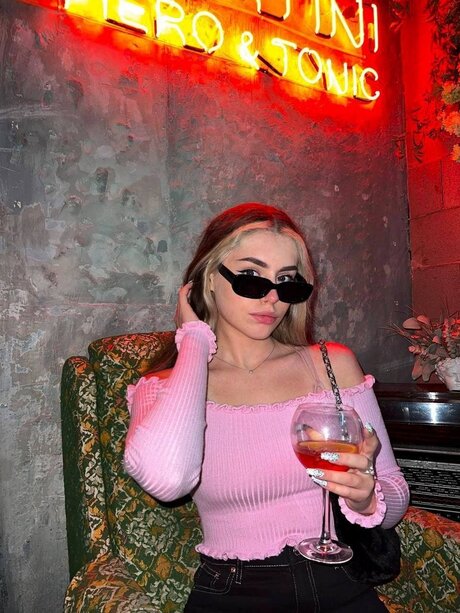 Welcome model pretty pic