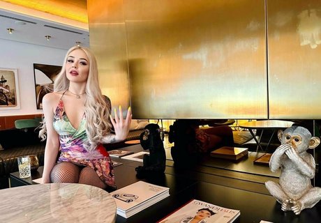 Sindy Day naked model pic