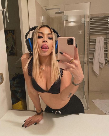 Sandra Trengia exclusive actress image