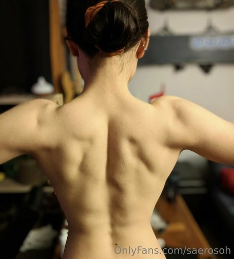 Saerosoh model naked pic