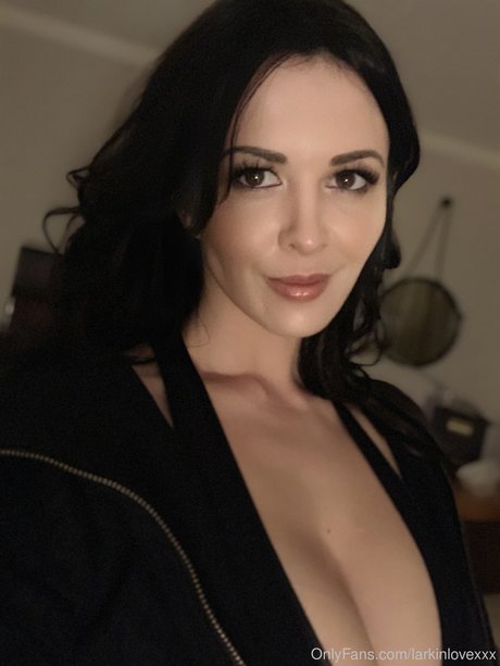 Larkin Love naked model photos