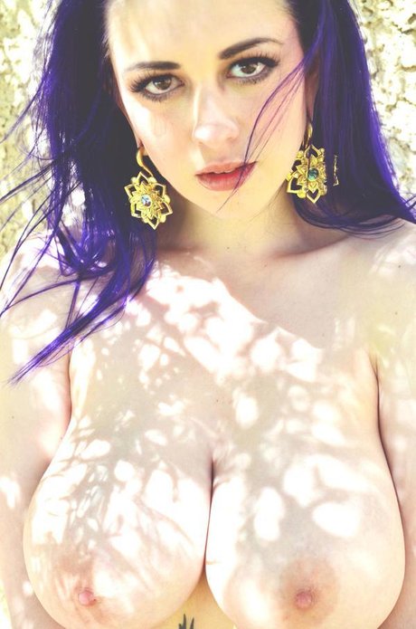 Larkin Love art model photo