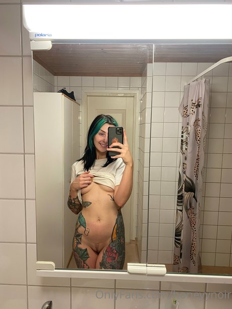 Honeyy Noir hot actress pics