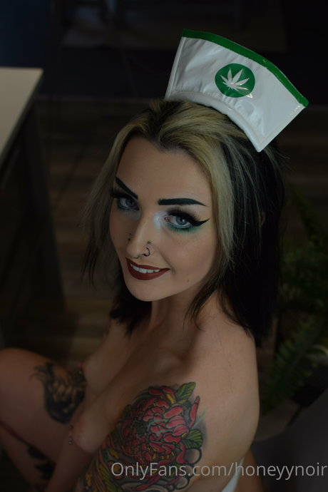 Honeyy Noir top model images