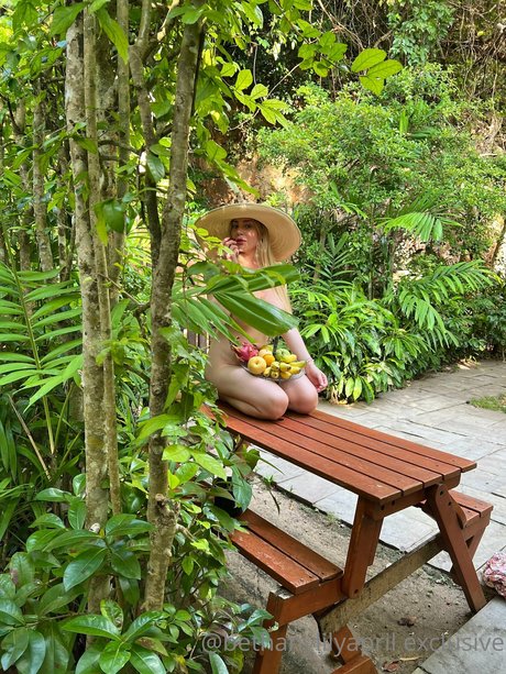 Beth Lily perfect model image