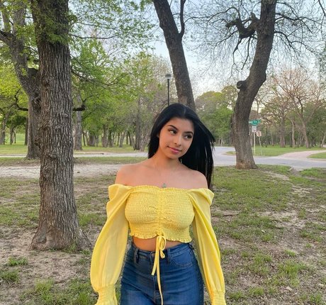 dayzevana hot actress photos