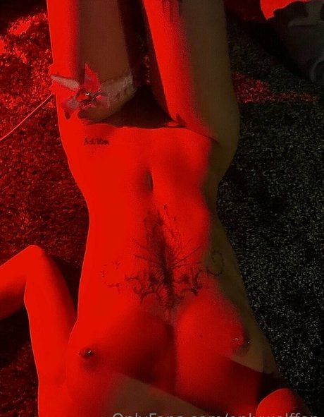 onlywolffen nudes model img