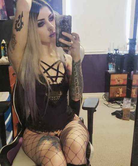 LadySurvival model adult photos