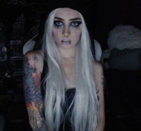 LadySurvival model free pic