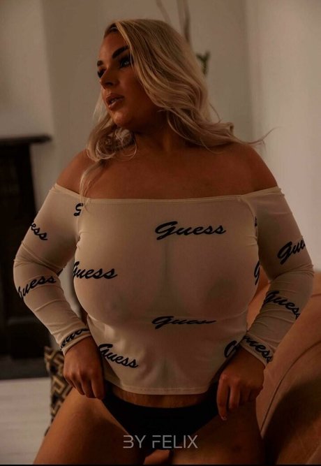 Ashleemunday pornographic model img