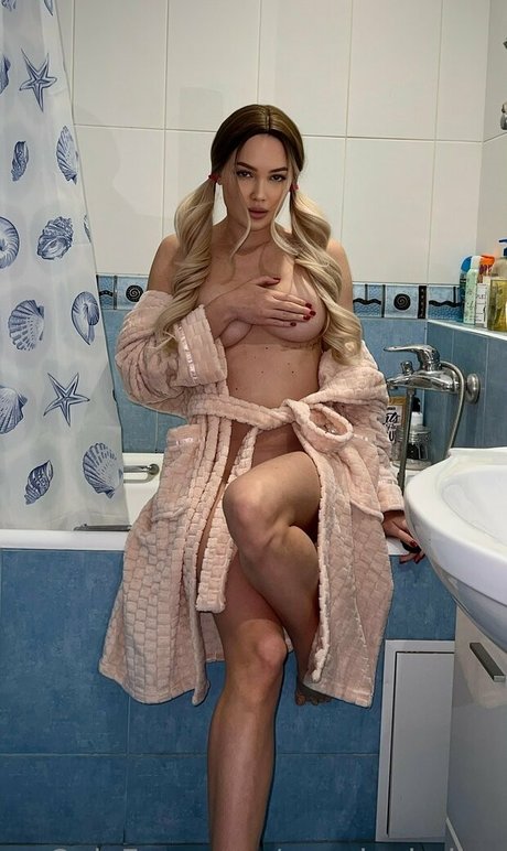 wonder hailey model img