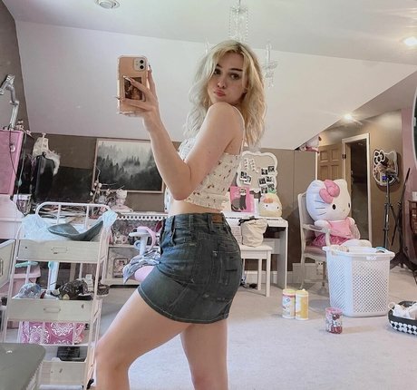 MyahAlanna art model pics