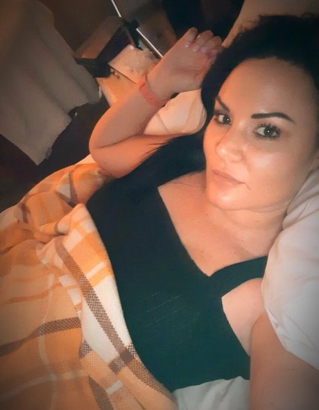 chanelbeexx hot model pic