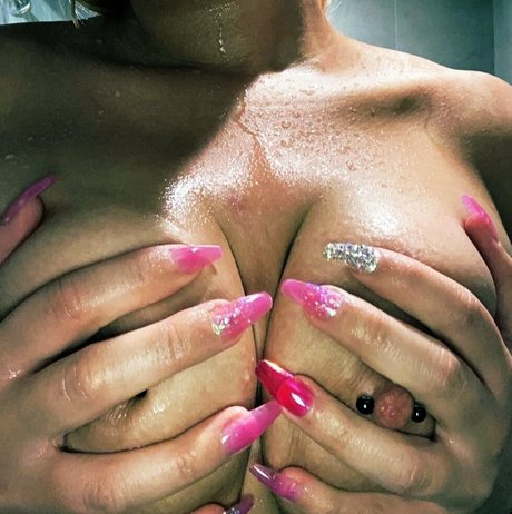 female popular onlyfans adult pictures