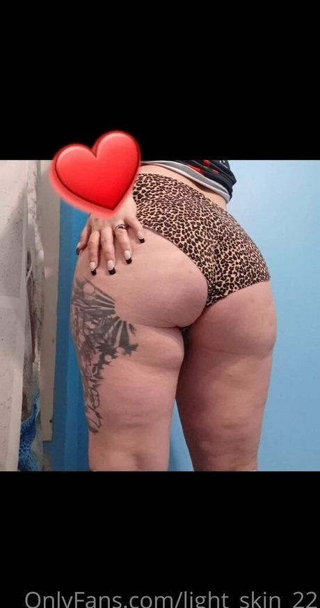 light skin 22 model nudes pictures