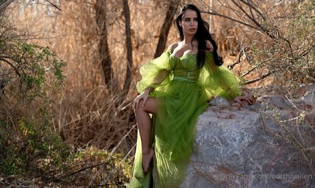 earthlyalien model perfect archive