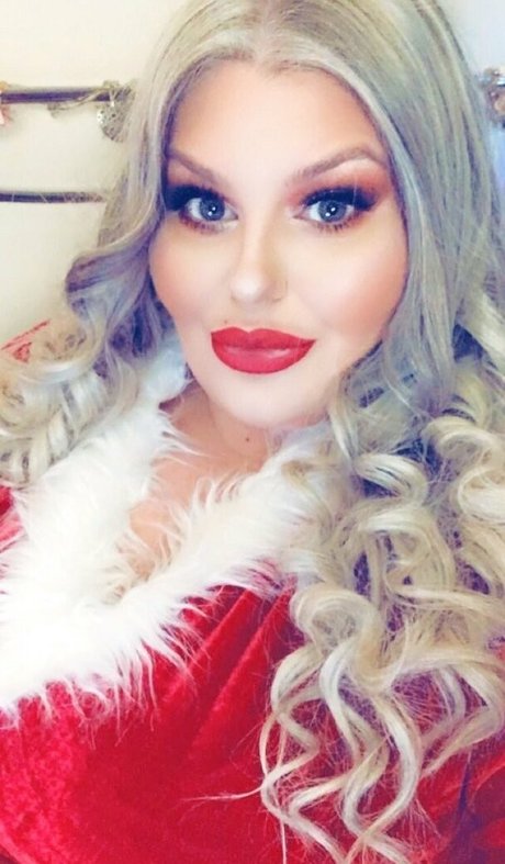 bustybroganxxx naked pornstar photo