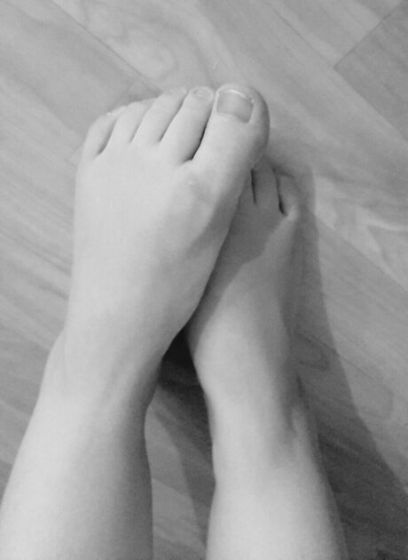 Feet4U exclusive model img