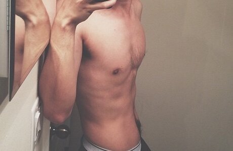 noahyork naked star img