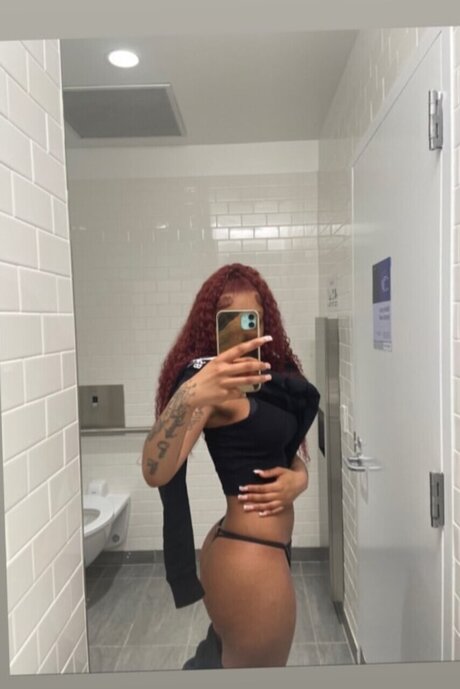 SadieMae model naked photo