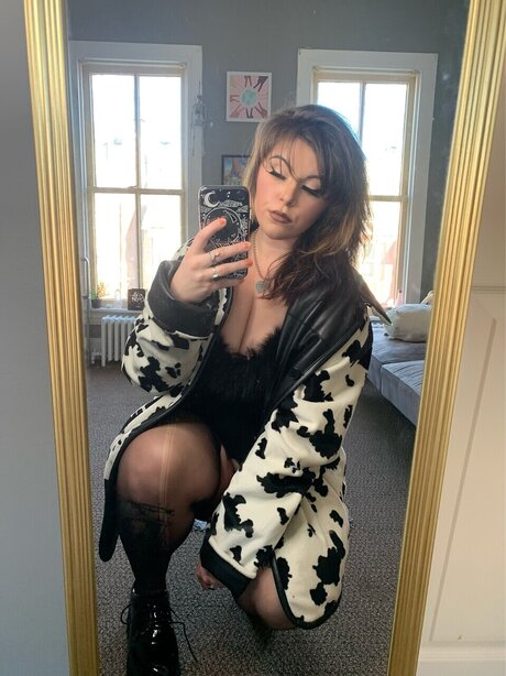 Lovely Lyss nude pornstar pic