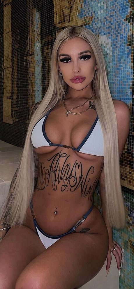 C harlixe adult model photo