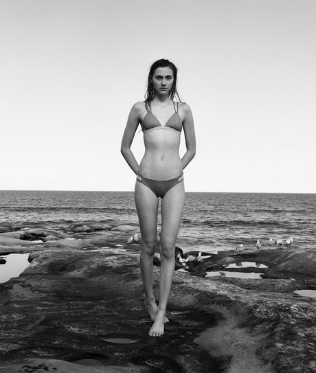 Emily Hall art model pic