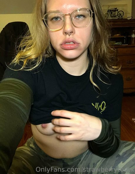 strawberrytootx nice model picture