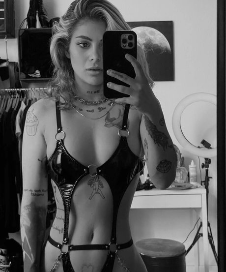 Fincansurat model hot archive