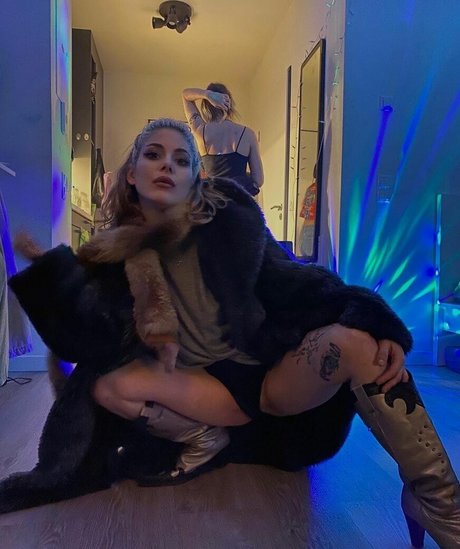 Fincansurat model adult image