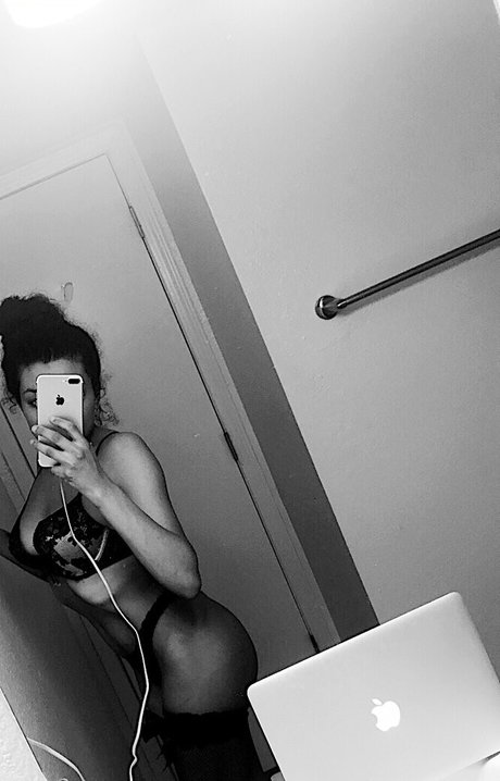 mirror selfie onlyfans free naked images