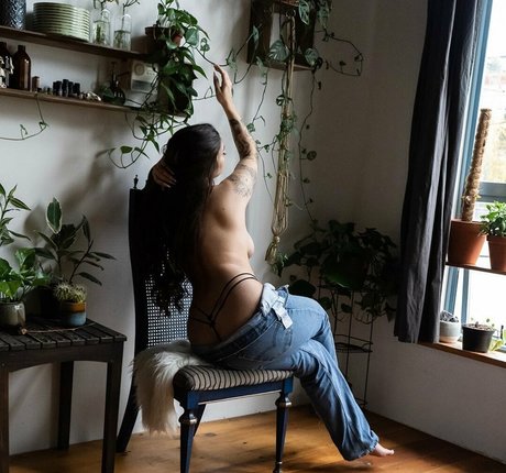 Angela Amethyst exclusive star img