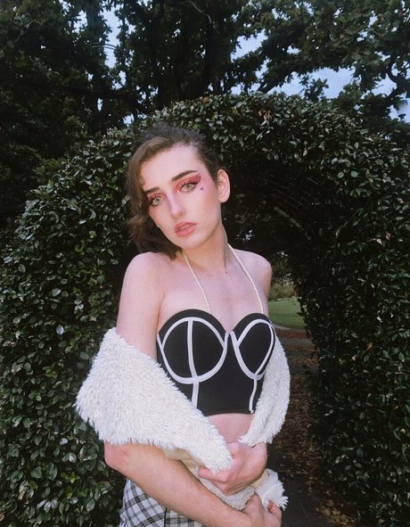 Venus Moorez free model photo