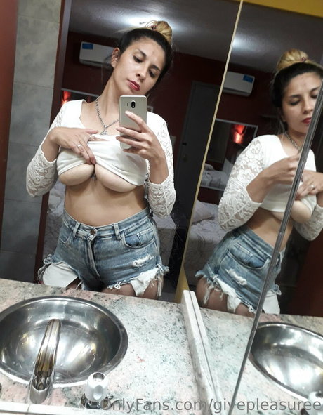 givepleasuree model exclusive photo