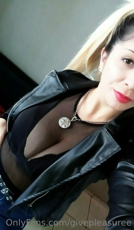 givepleasuree erotic actress image